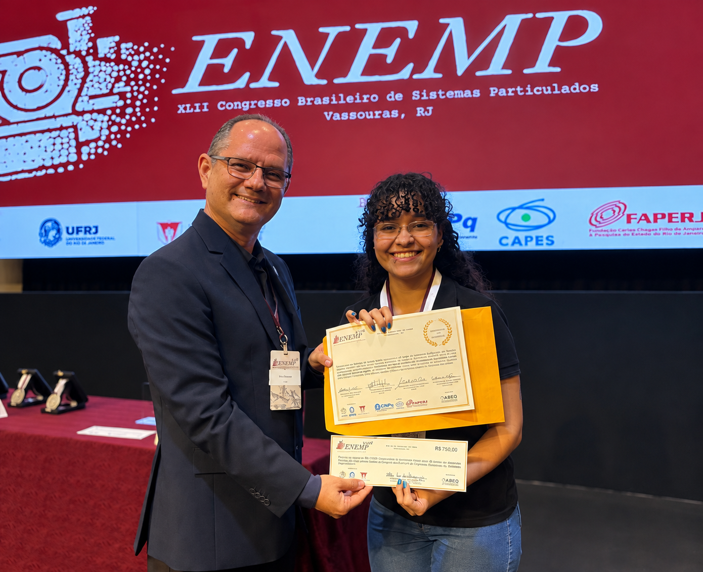 Mikaella de Jesus Vieira, aluna de iniciação científica do LEF/UFRRJ, na premiação da categoria graduação do Student Contest do ENEMP 2026